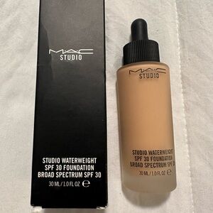 MAC Studio Waterweight SPF 30 Foundation Broad Spectrum in NW22 shade - Unopened